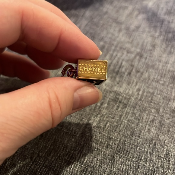 CHANEL EARRINGS Blk & Gold - Picture 3 of 6